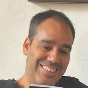 Headshot of Enrique Sierra.